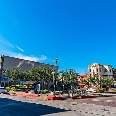 Blue Skies Ahead Quick Walk Into Town And Beach Galveston Bagian luar foto