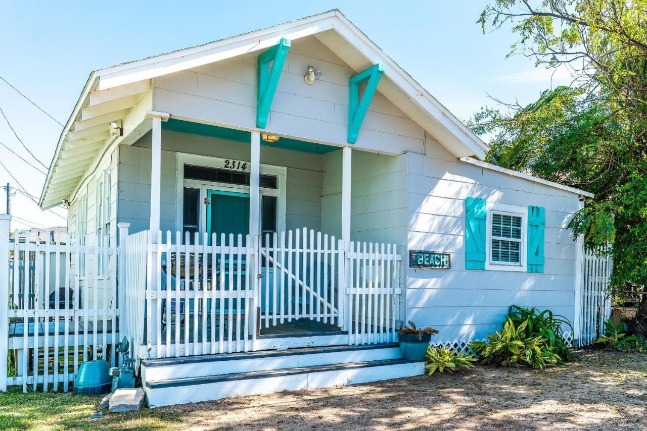 Blue Skies Ahead Quick Walk Into Town And Beach Galveston Bagian luar foto