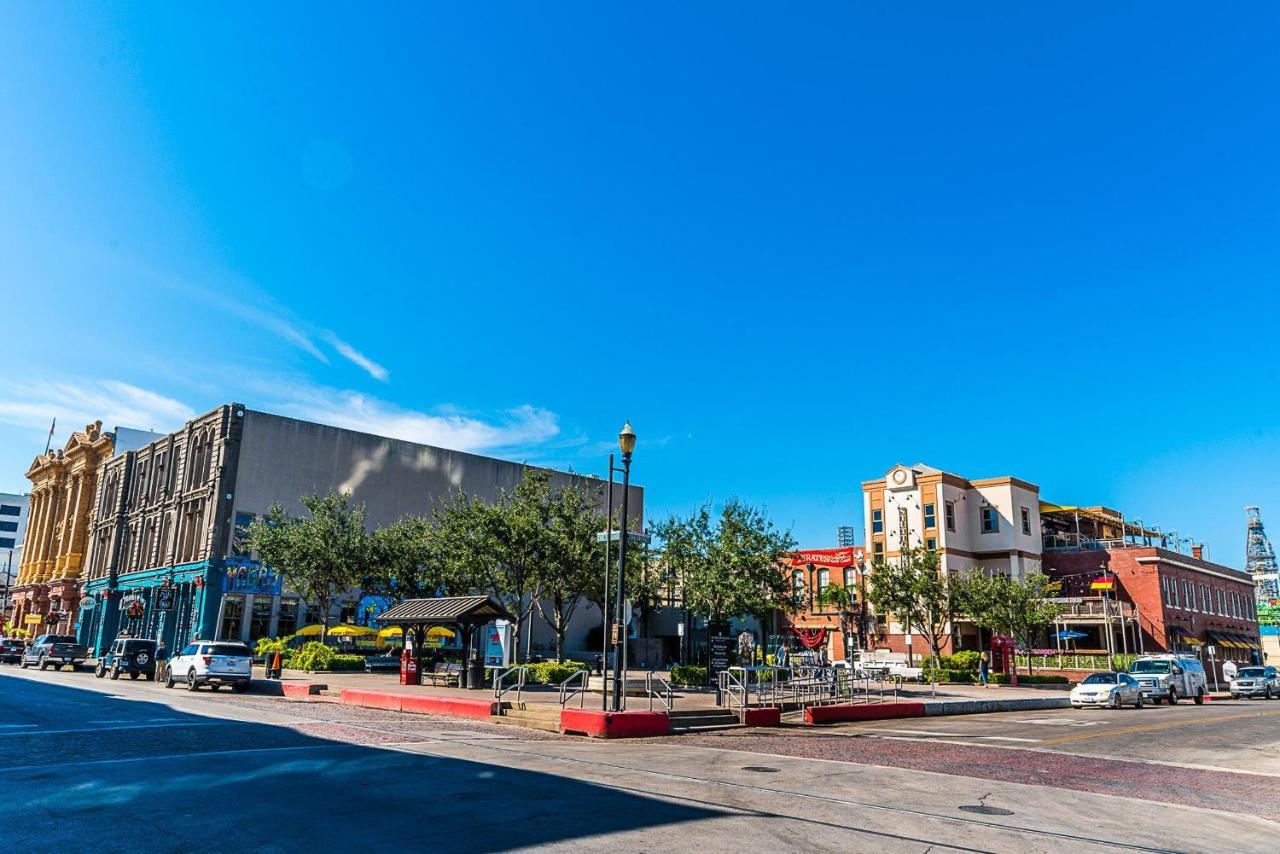 Blue Skies Ahead Quick Walk Into Town And Beach Galveston Bagian luar foto