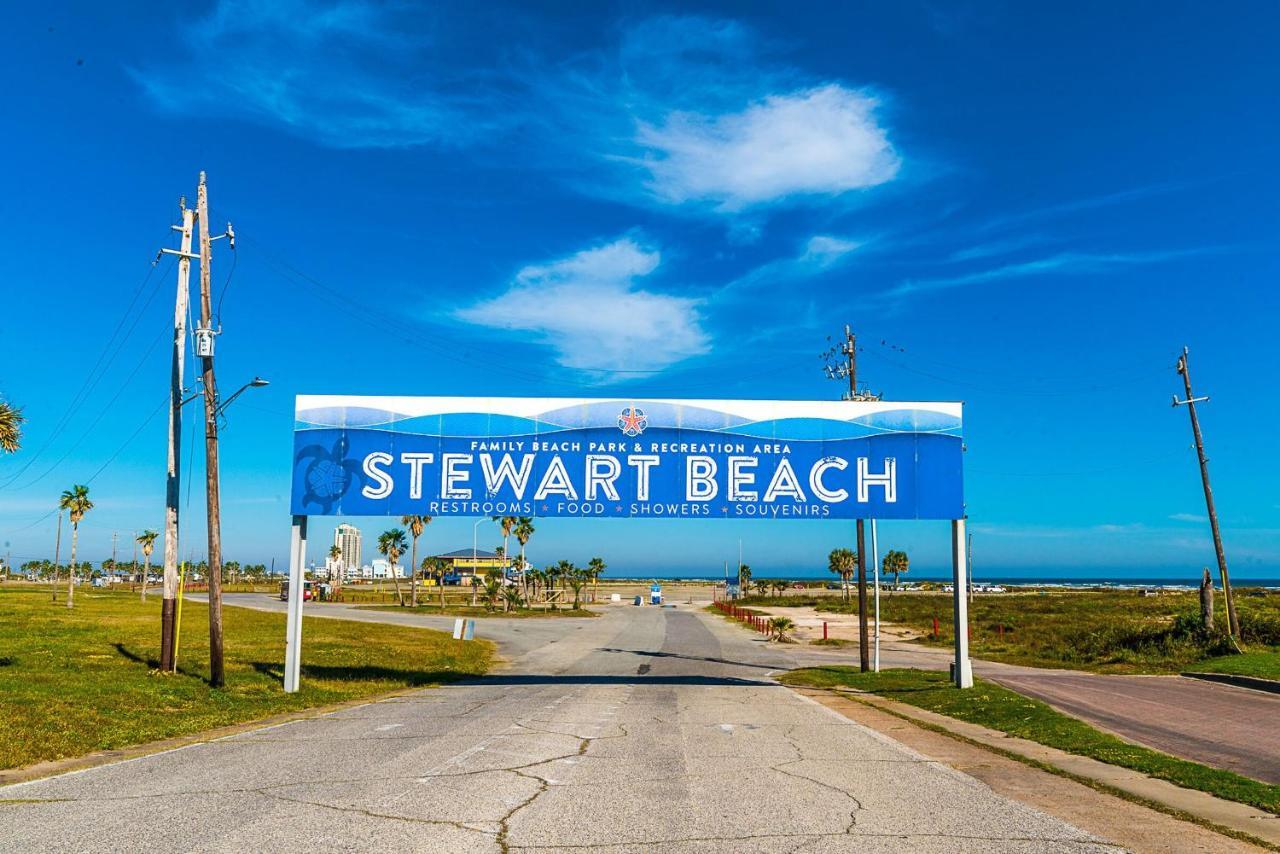 Blue Skies Ahead Quick Walk Into Town And Beach Galveston Bagian luar foto