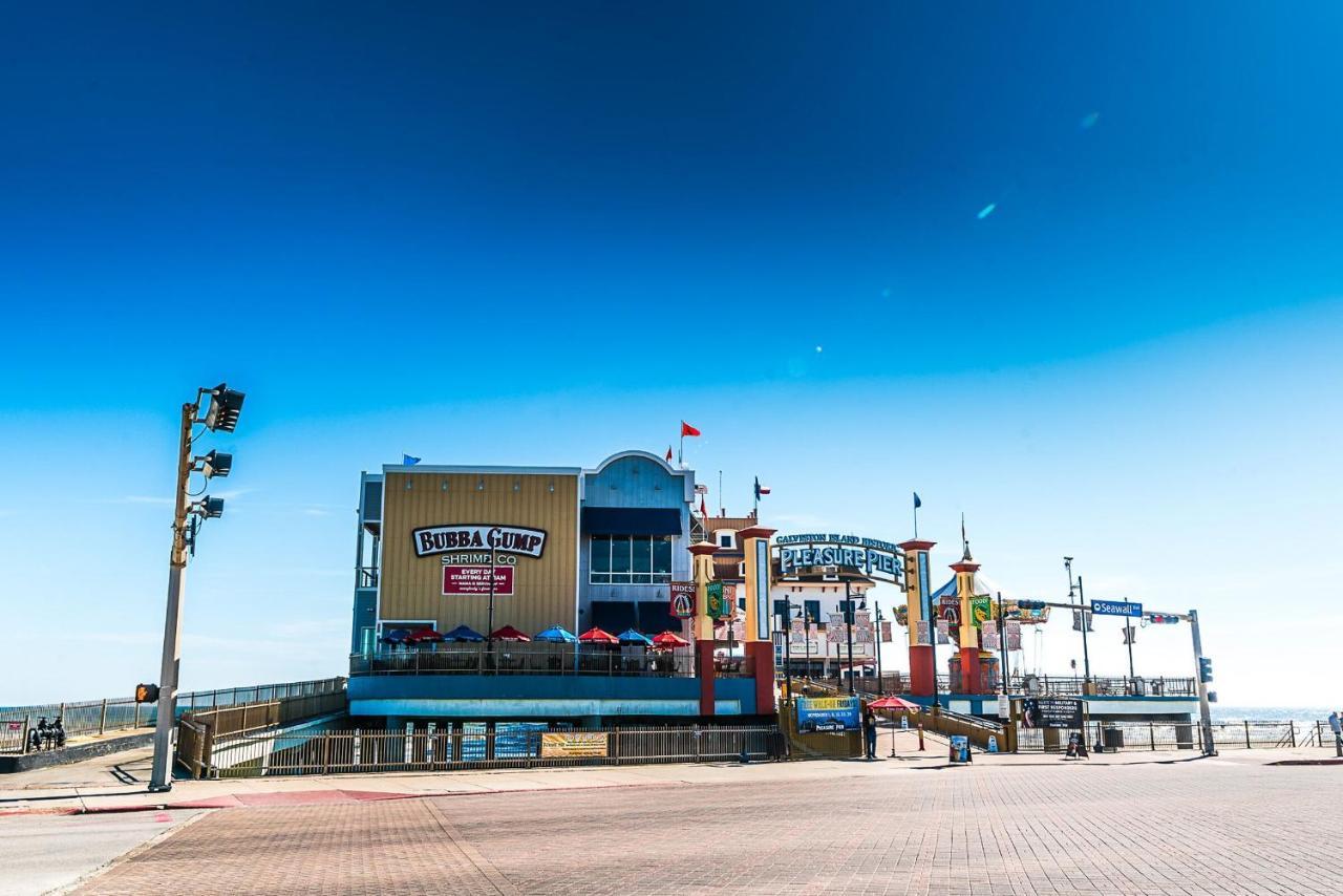 Blue Skies Ahead Quick Walk Into Town And Beach Galveston Bagian luar foto