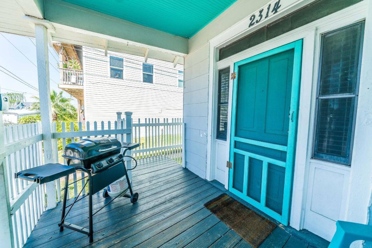 Blue Skies Ahead Quick Walk Into Town And Beach Galveston Bagian luar foto