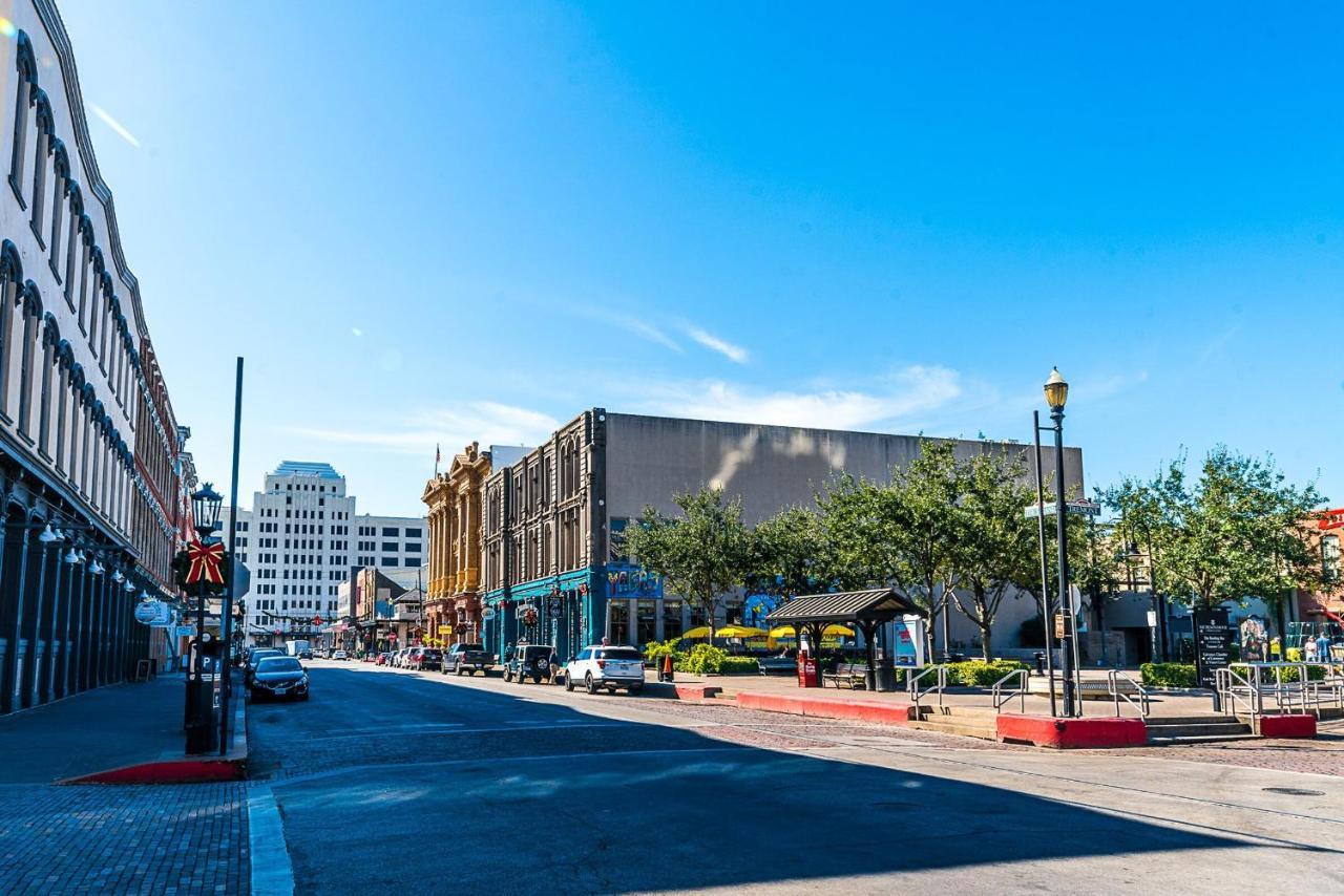 Blue Skies Ahead Quick Walk Into Town And Beach Galveston Bagian luar foto