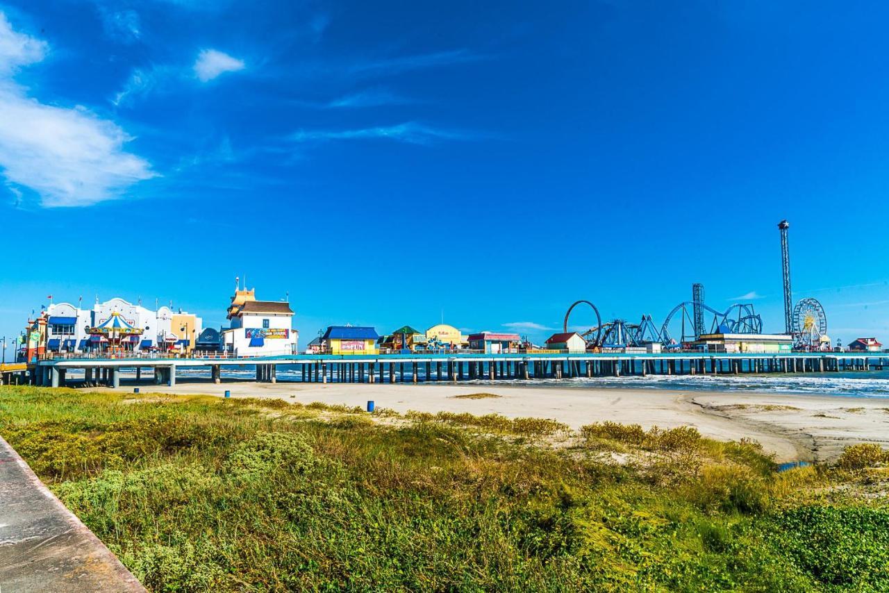 Blue Skies Ahead Quick Walk Into Town And Beach Galveston Bagian luar foto