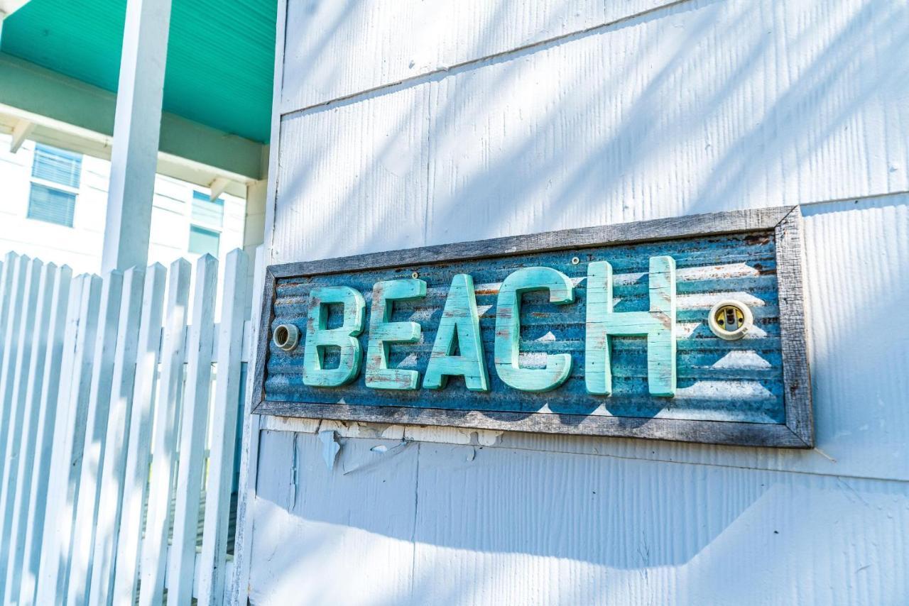 Blue Skies Ahead Quick Walk Into Town And Beach Galveston Bagian luar foto